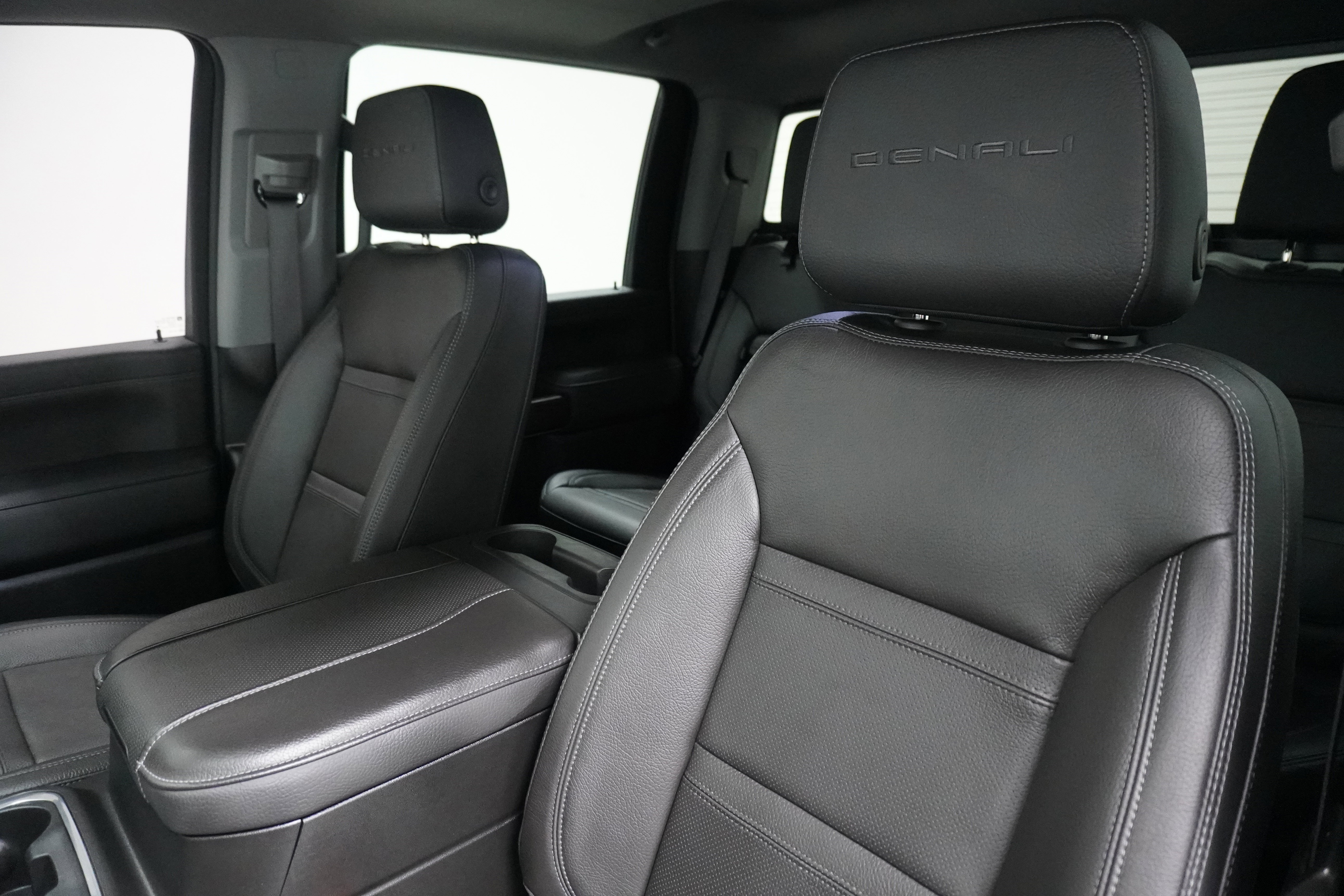 Used 2023 GMC Sierra 3500 Denali w/ Denali Black Diamond Edition image 11