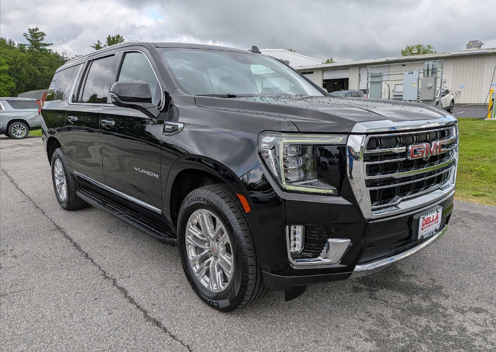 Used 2023 GMC Yukon XL SLT w/ SLT Luxury Package AWD/4WD image 4
