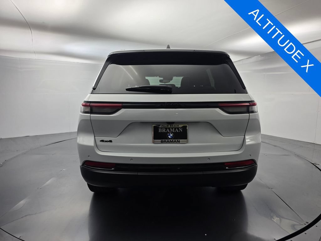 Used 2023 Jeep Grand Cherokee Altitude AWD/4WD image 5