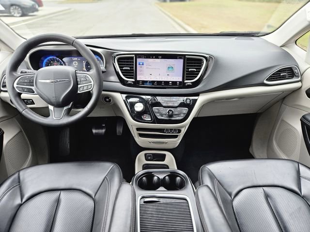 Used 2023 Chrysler Pacifica Touring-L image 15