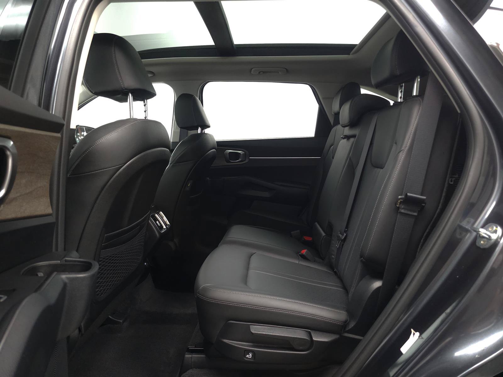Used 2022 Kia Sorento S w/ Panoramic Sunroof Package AWD/4WD image 5