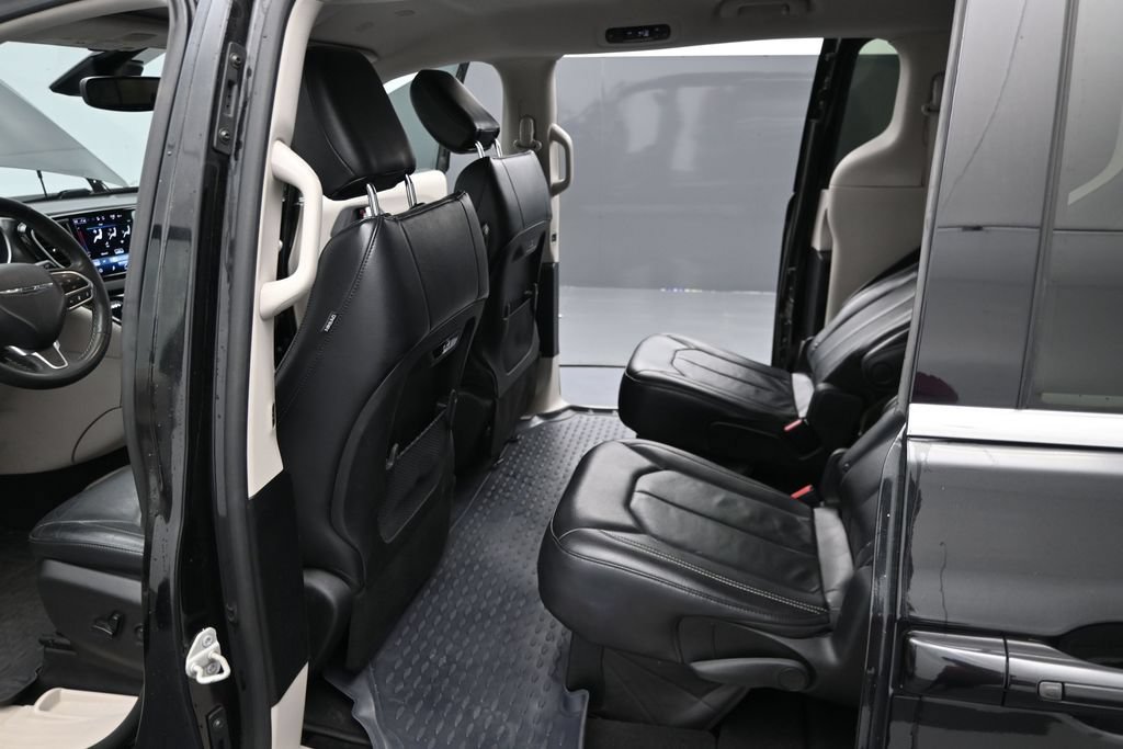 Used 2022 Chrysler Pacifica Touring-L FWD image 17