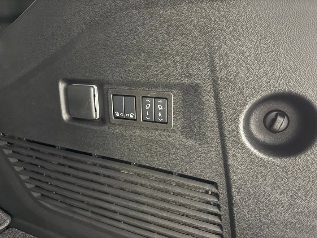 Used 2025 Chevrolet Tahoe High Country AWD/4WD image 42