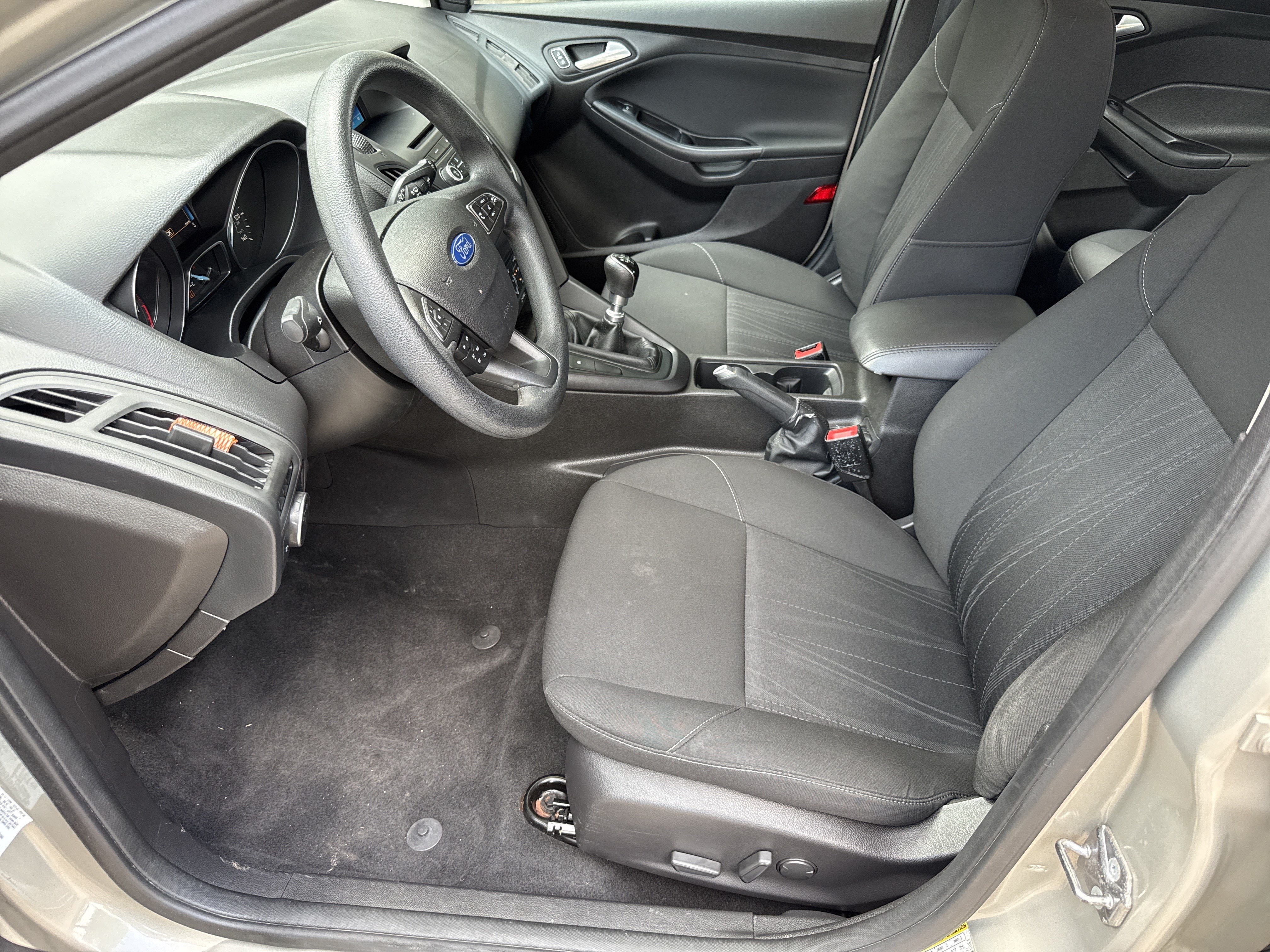 Used 2016 Ford Focus SE w/ SE Power Seat Package FWD image 9