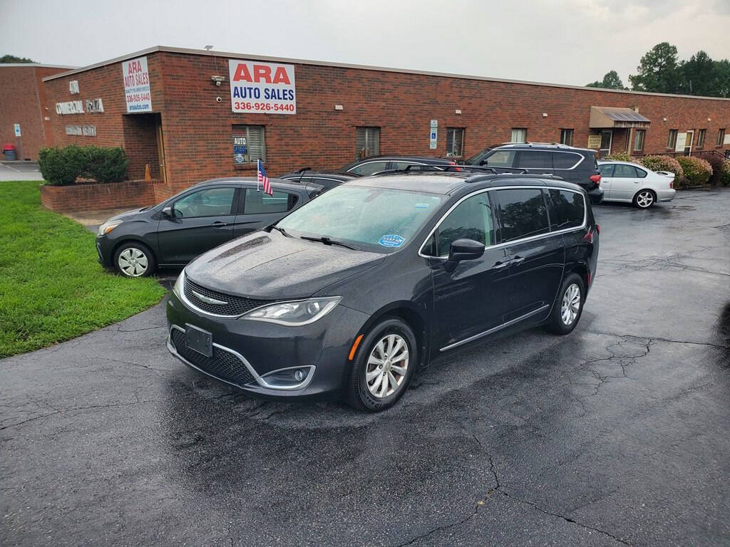 Used 2017 Chrysler Pacifica Touring-L FWD image 1