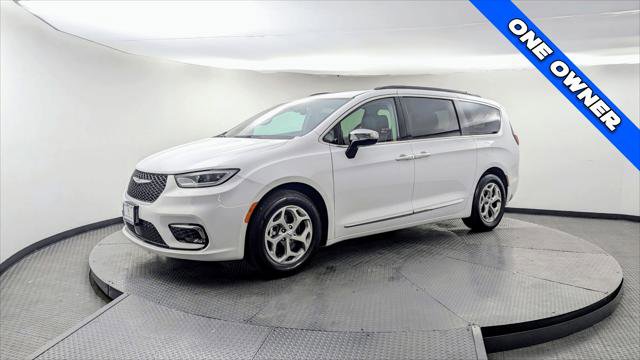 Used 2023 Chrysler Pacifica Limited FWD image 2