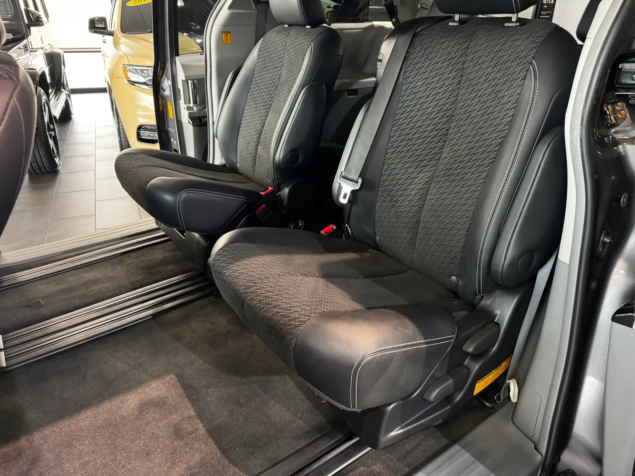 Used 2013 Toyota Sienna SE FWD image 17