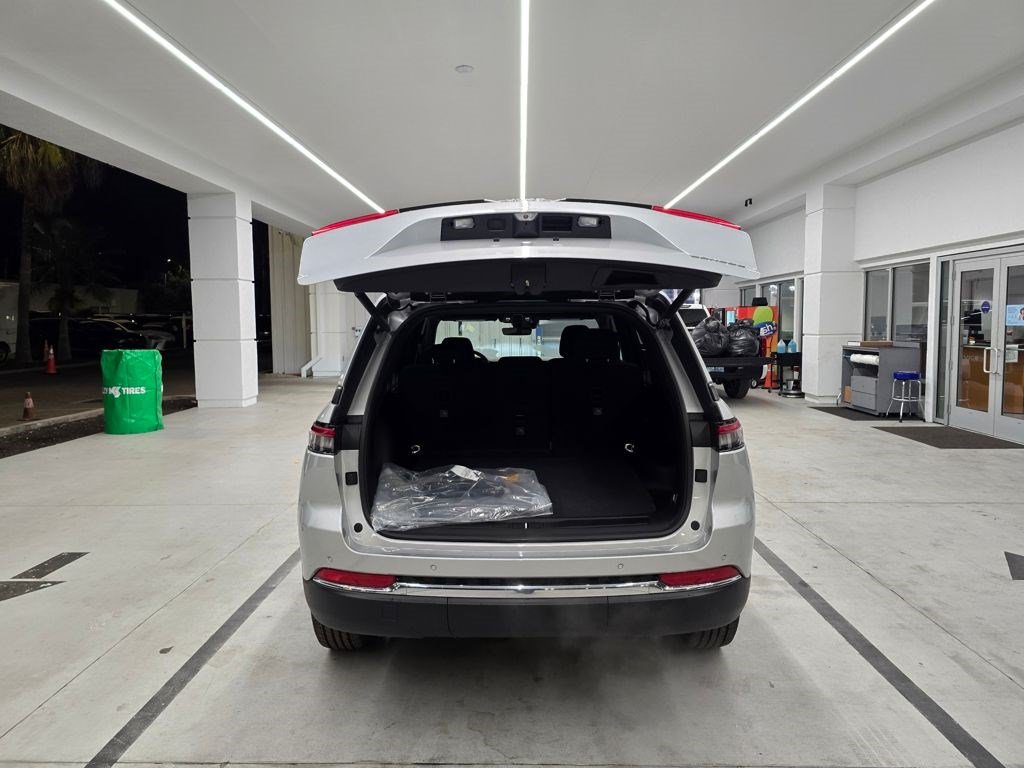 New 2025 Jeep Grand Cherokee Laredo w/ Luxury Tech Group I RWD image 33