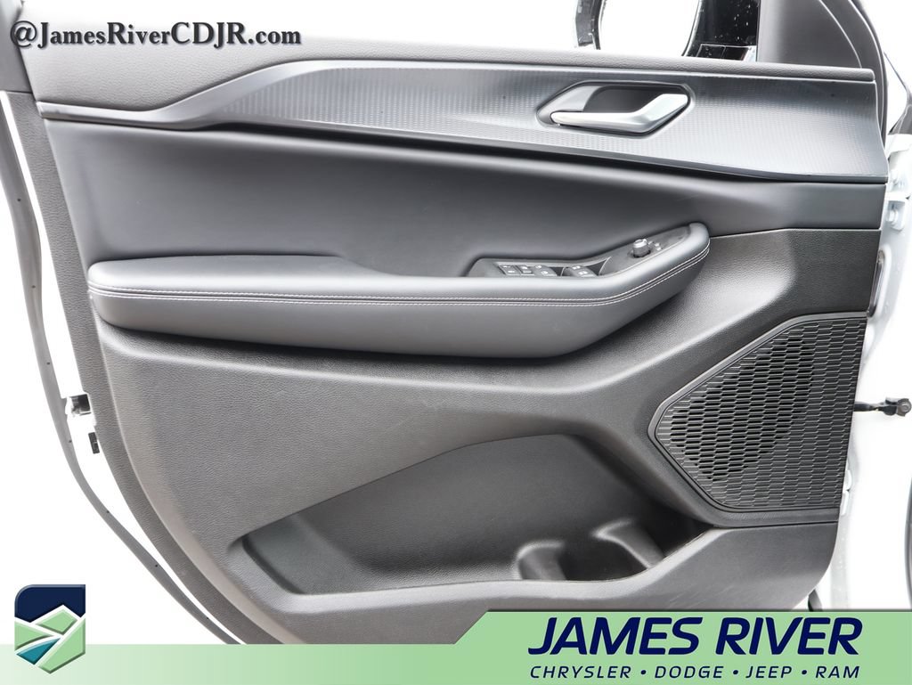 Used 2025 Jeep Grand Cherokee Altitude AWD/4WD image 21