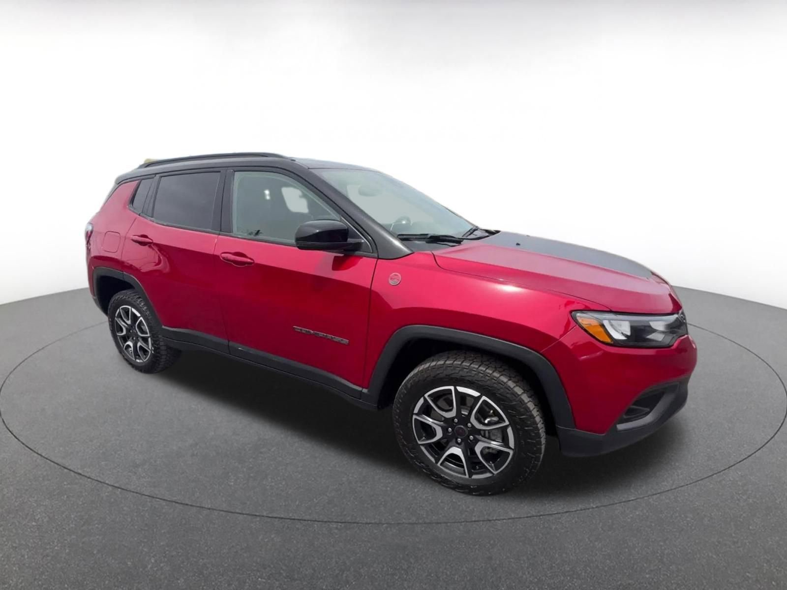 Used 2025 Jeep Compass Trailhawk AWD/4WD image 2