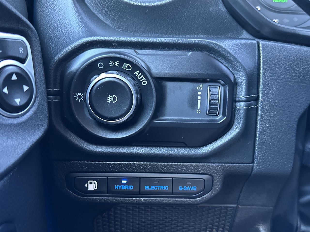 Used 2024 Jeep Wrangler Unlimited Sahara w/ Technology Group image 16