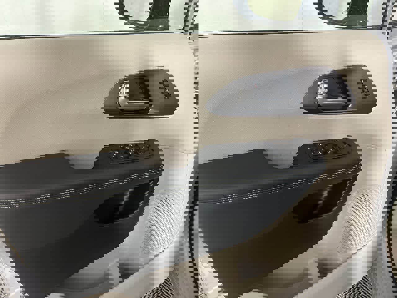 Used 2024 Chrysler Pacifica Touring-L image 13