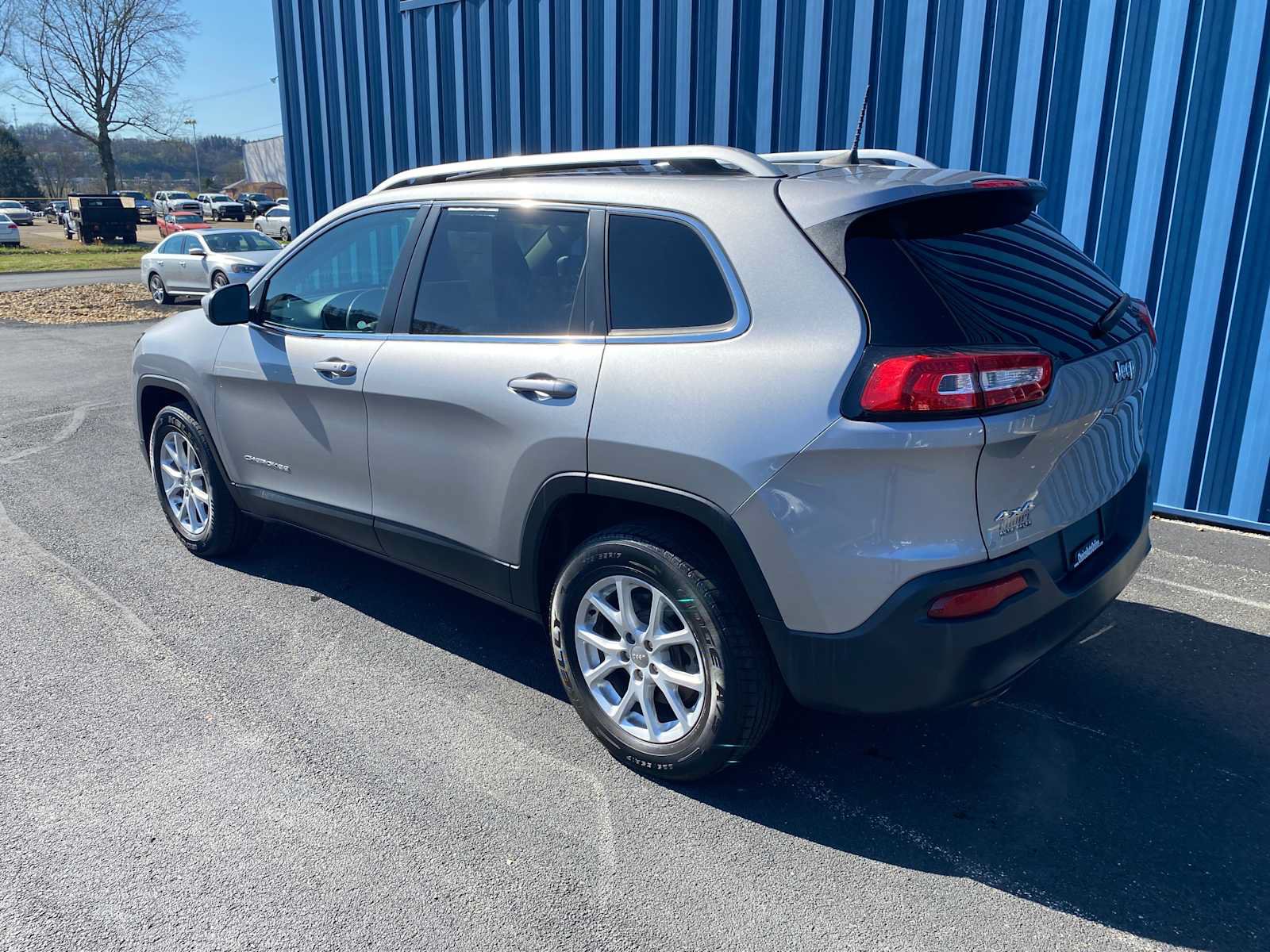 Used 2017 Jeep Cherokee Latitude w/ Comfort/Convenience Group AWD/4WD image 3