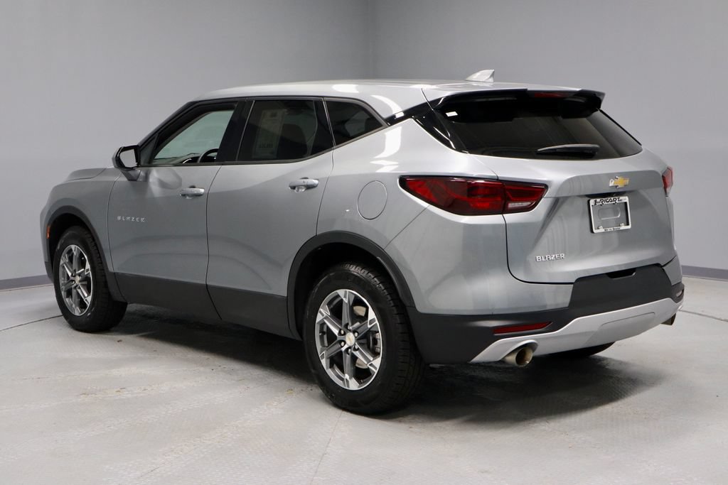 Used 2025 Chevrolet Blazer LT FWD image 9