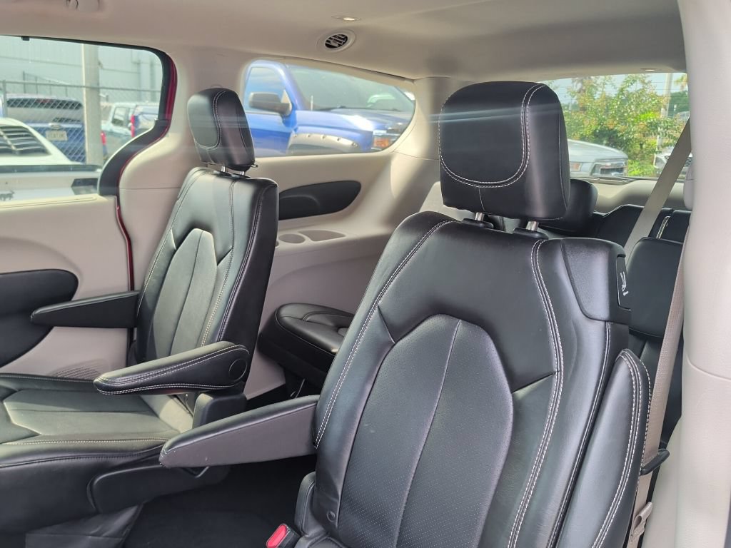 Used 2024 Chrysler Pacifica Touring-L FWD image 7