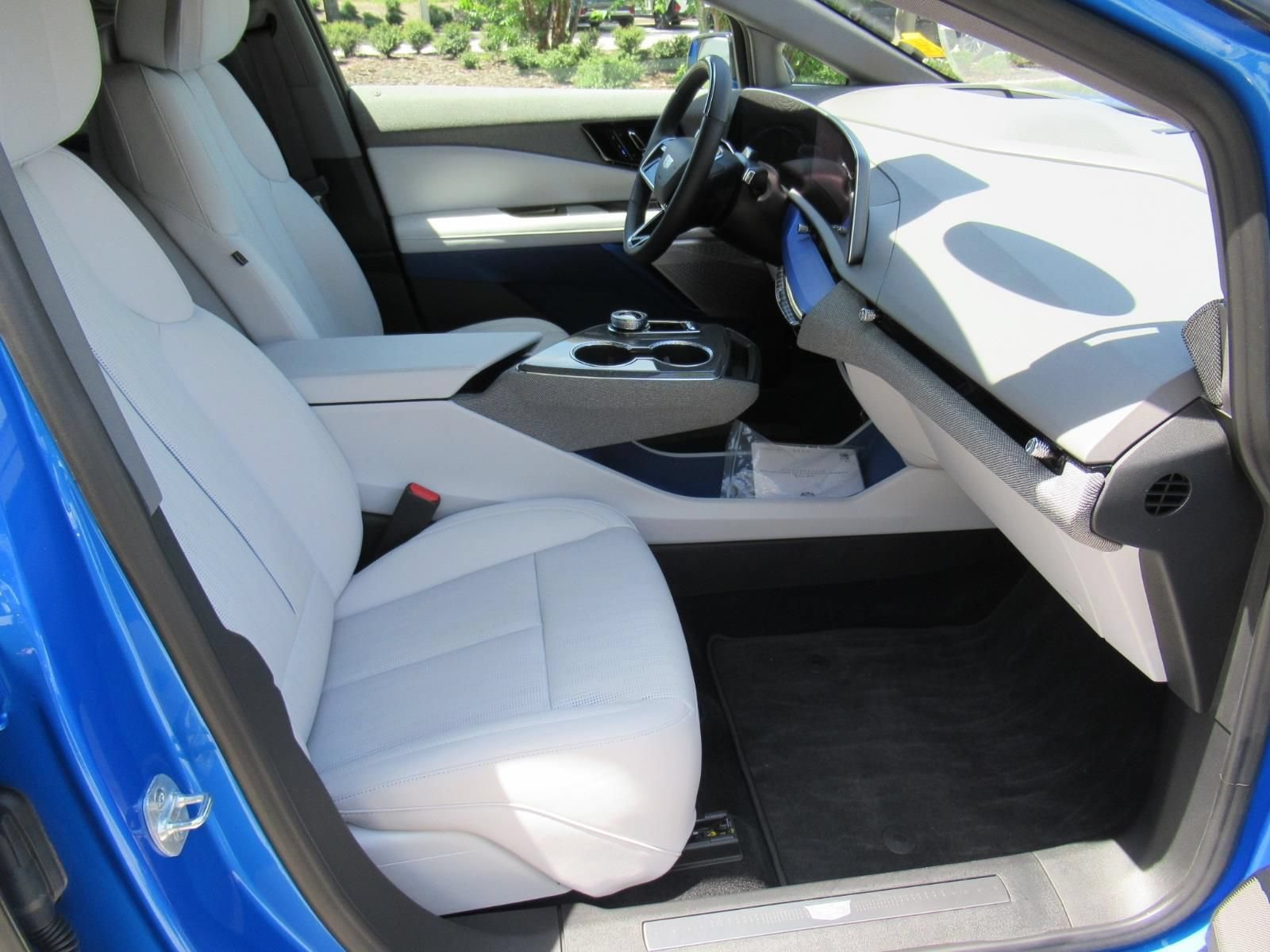 Certified 2025 Cadillac Optiq Luxury 2 AWD/4WD image 11