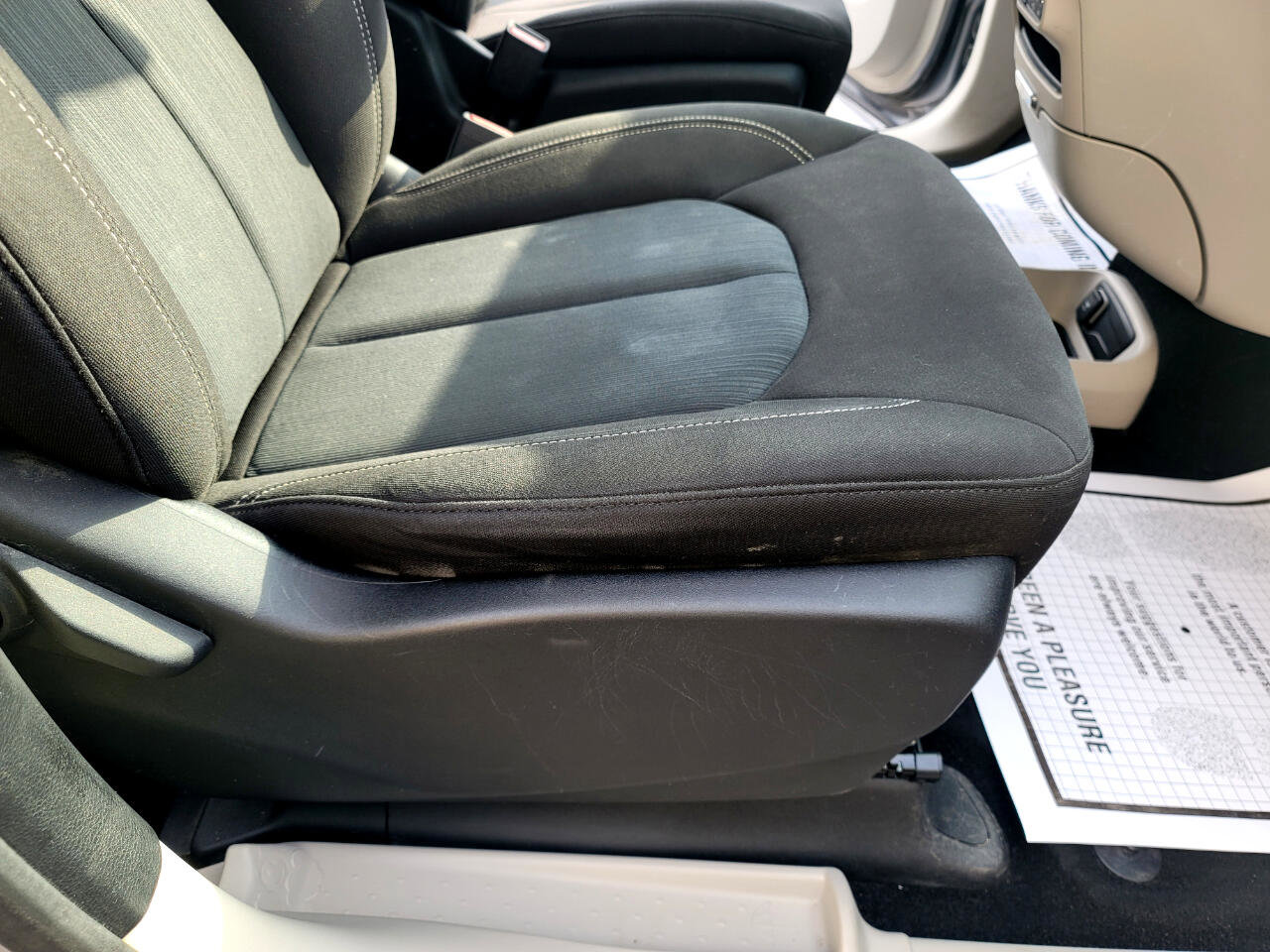 Used 2020 Chrysler Voyager L image 28
