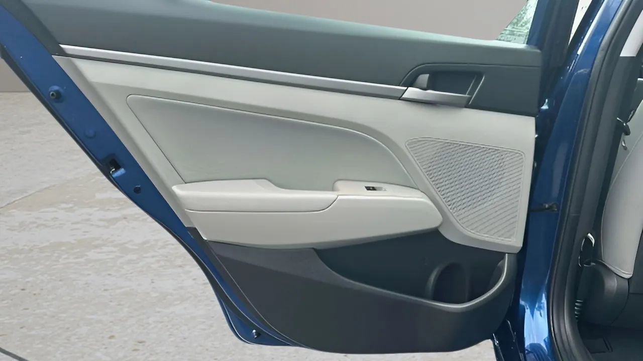 Used 2017 Hyundai Elantra SE image 16