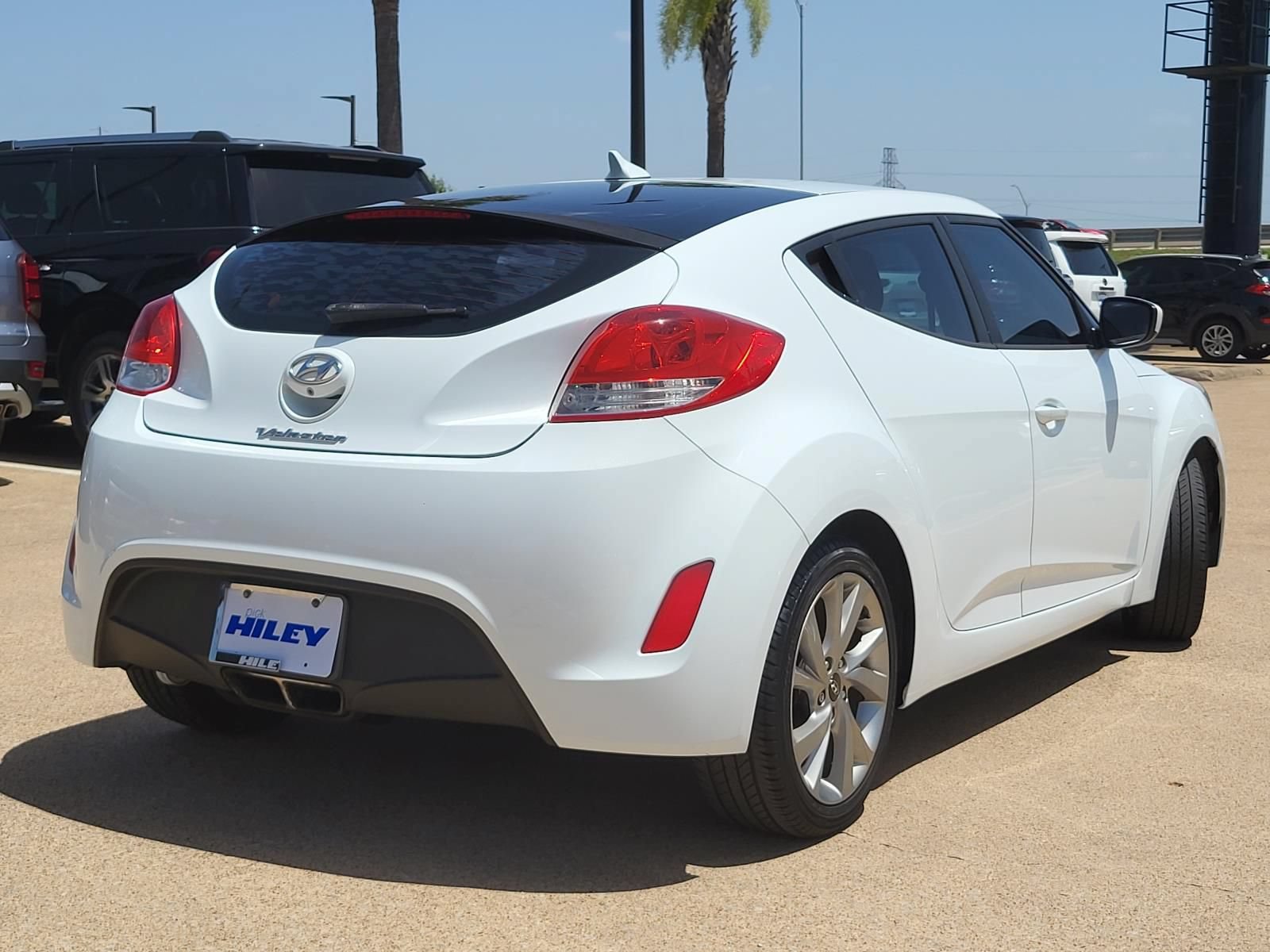 Used 2016 Hyundai Veloster FWD image 4
