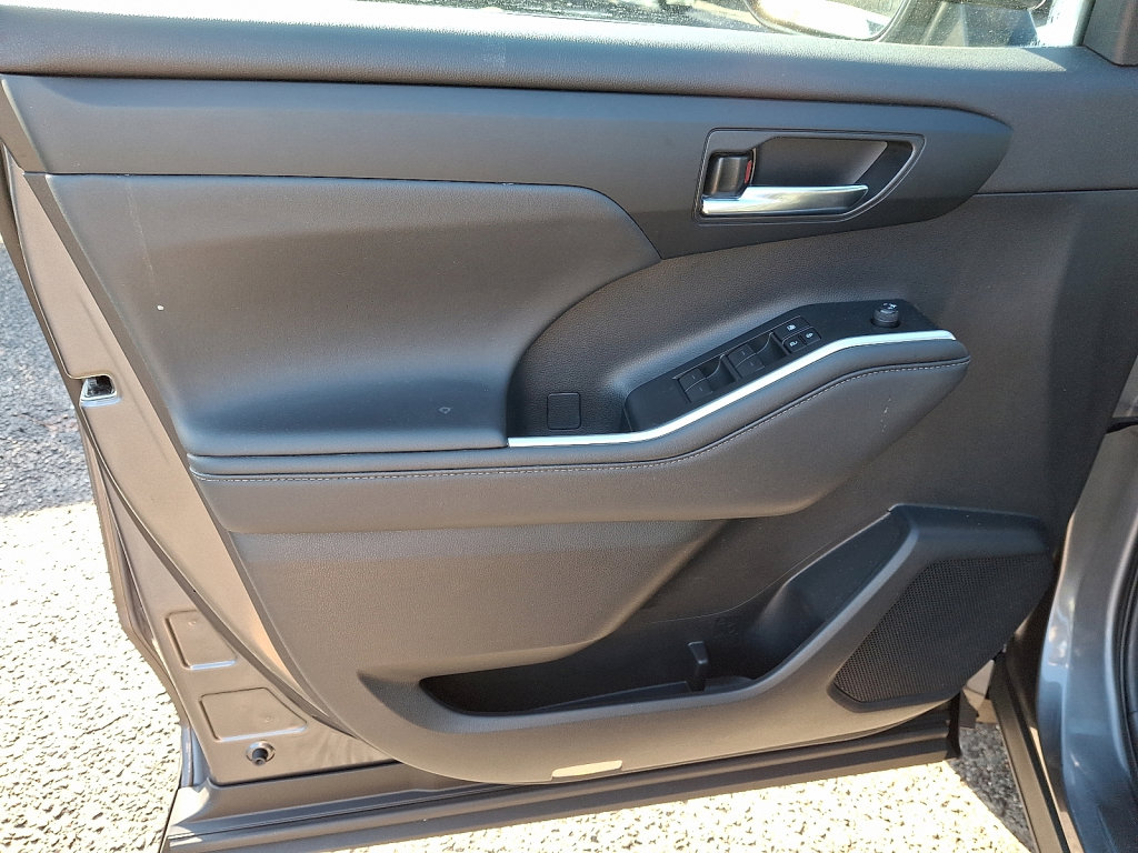 Used 2022 Toyota Highlander XLE image 24