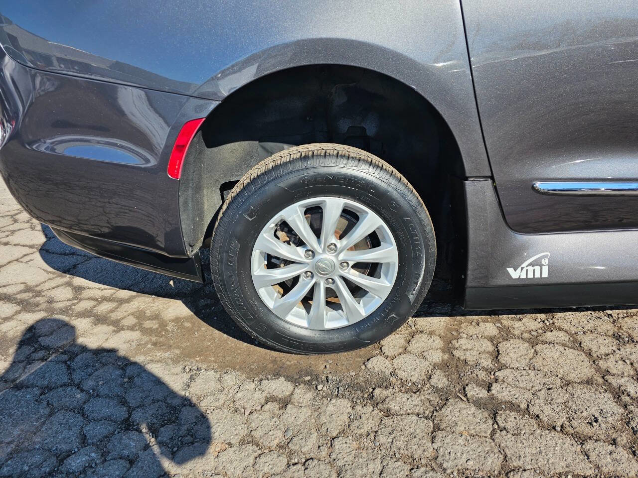 Used 2017 Chrysler Pacifica Touring-L image 5