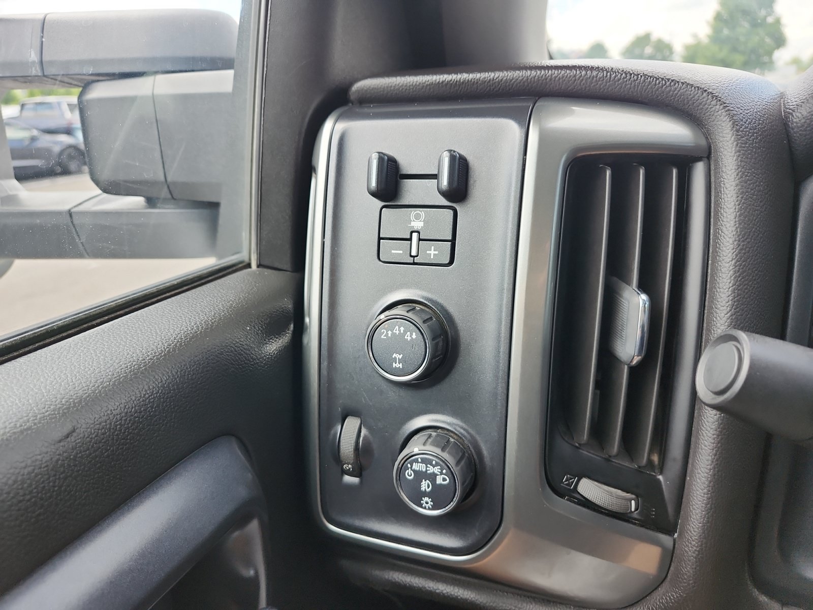 Used 2019 Chevrolet Silverado 2500 LT AWD/4WD image 16