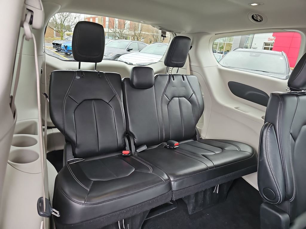 Used 2024 Chrysler Pacifica Touring-L image 12