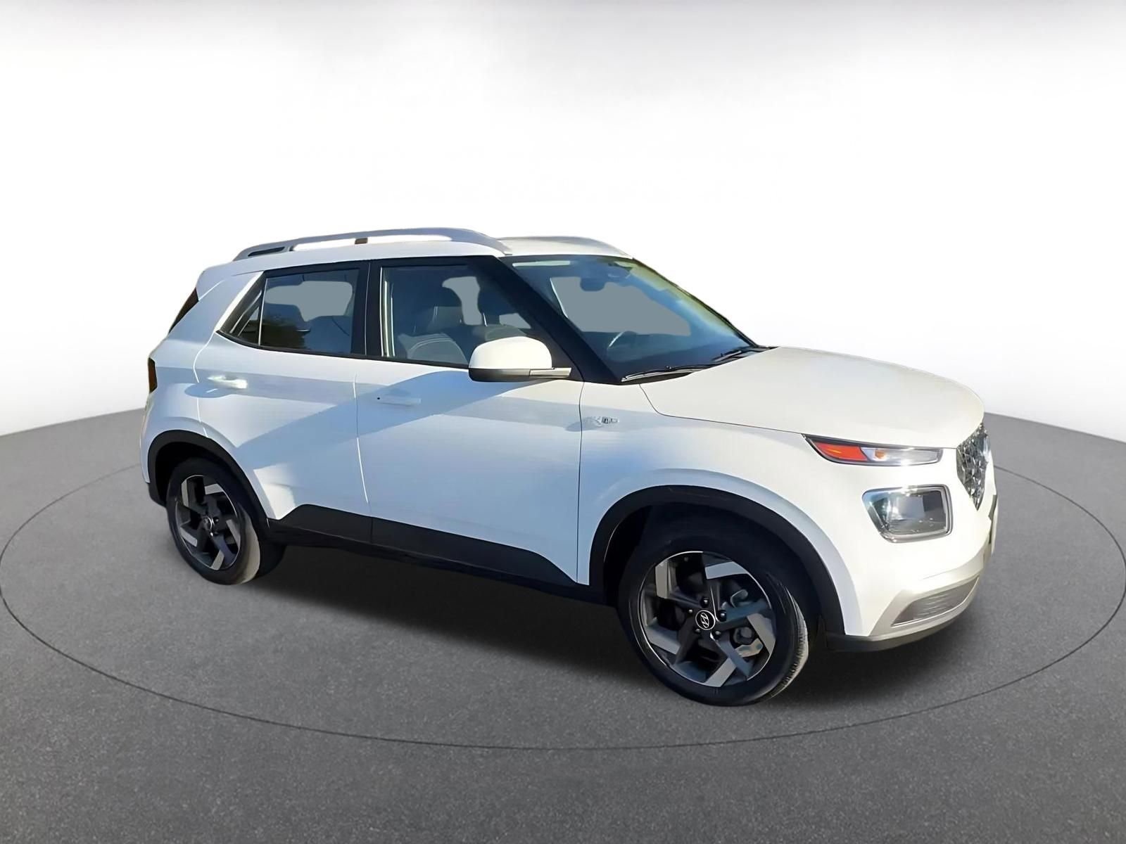 Used 2025 Hyundai Venue SEL image 2