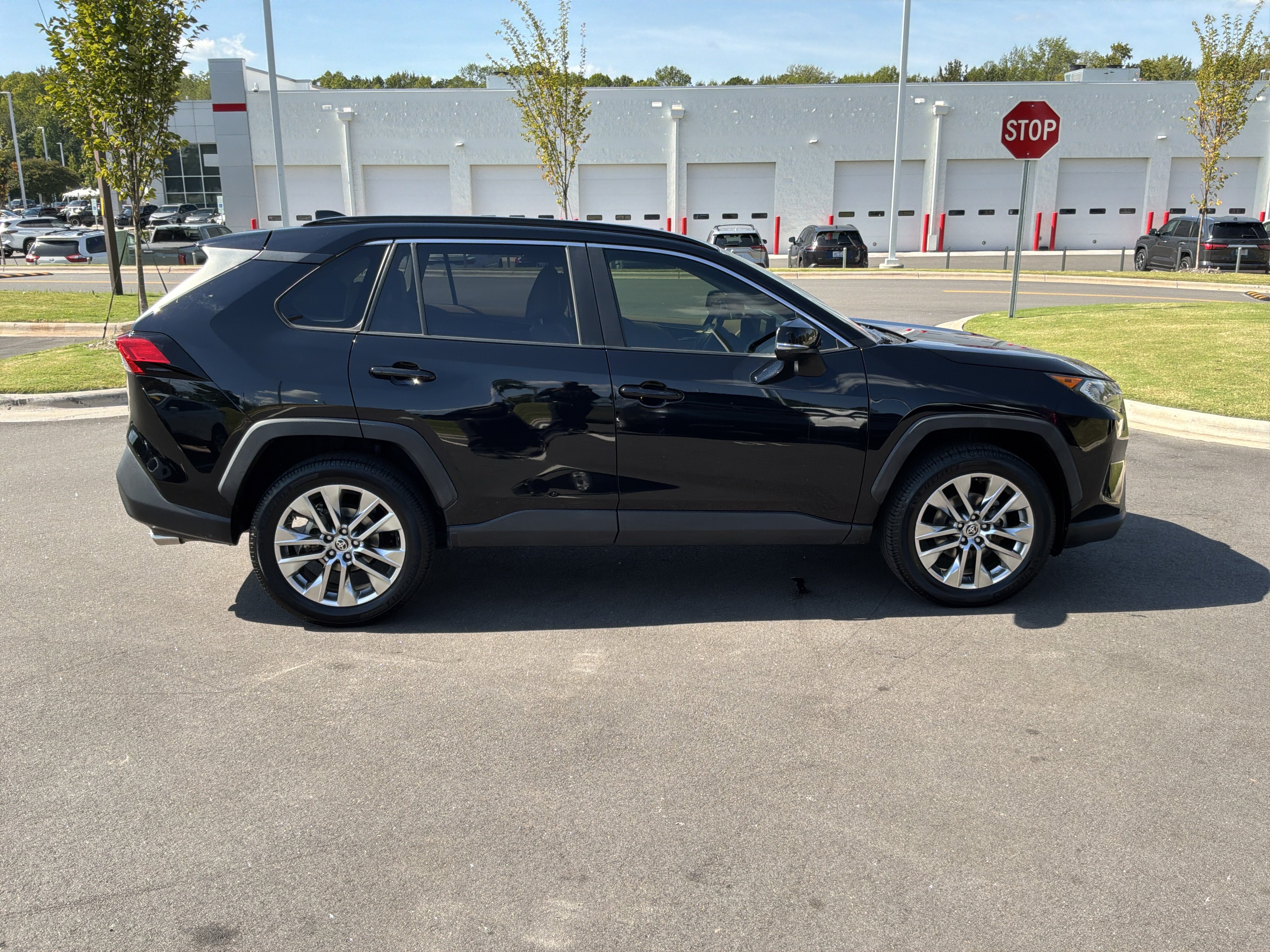 Used 2020 Toyota RAV4 XLE Premium FWD image 11