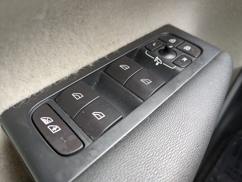 Used 2020 Volvo XC40 T4 Momentum w/ Protection Package Premier image 24