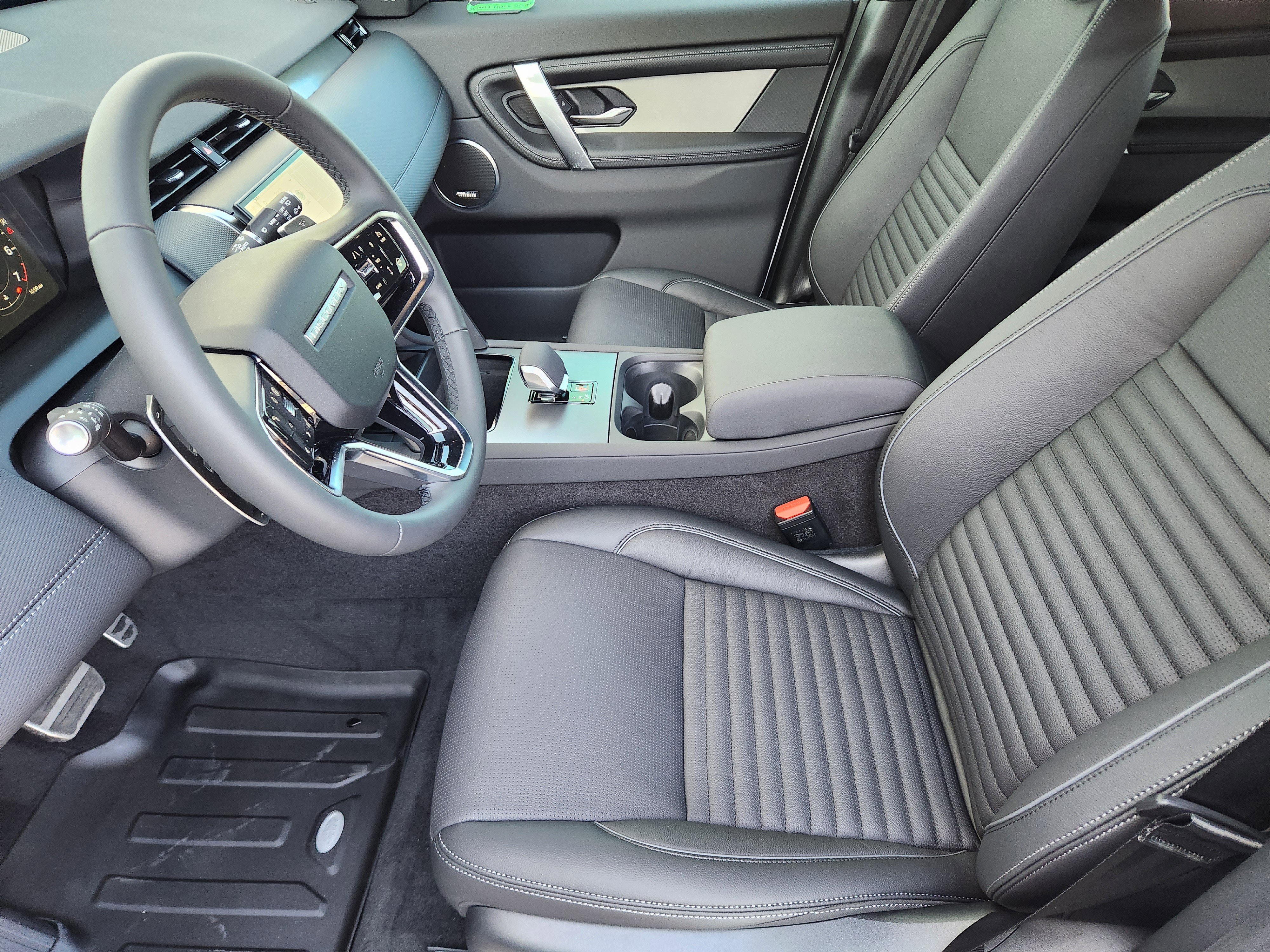 New 2025 Land Rover Discovery Sport Dynamic SE image 13