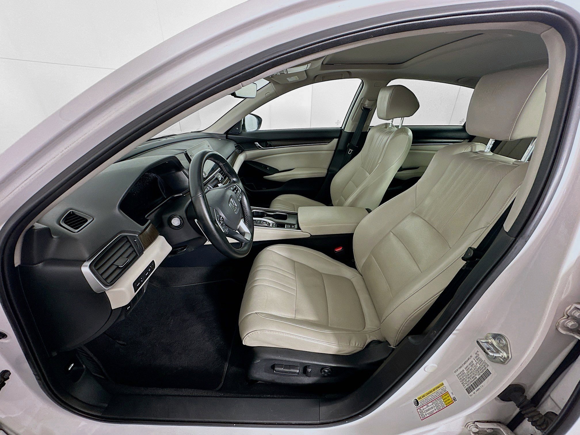 Used 2018 Honda Accord Touring image 12