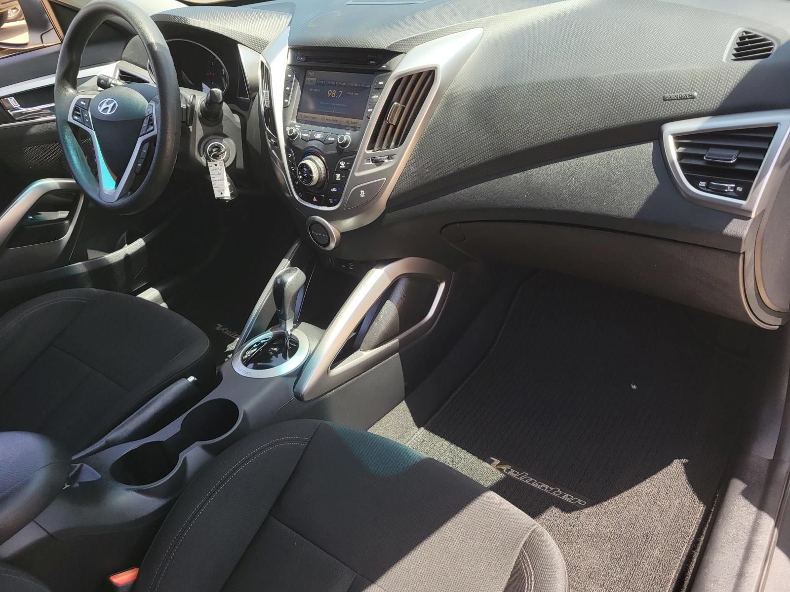 Used 2016 Hyundai Veloster FWD image 8