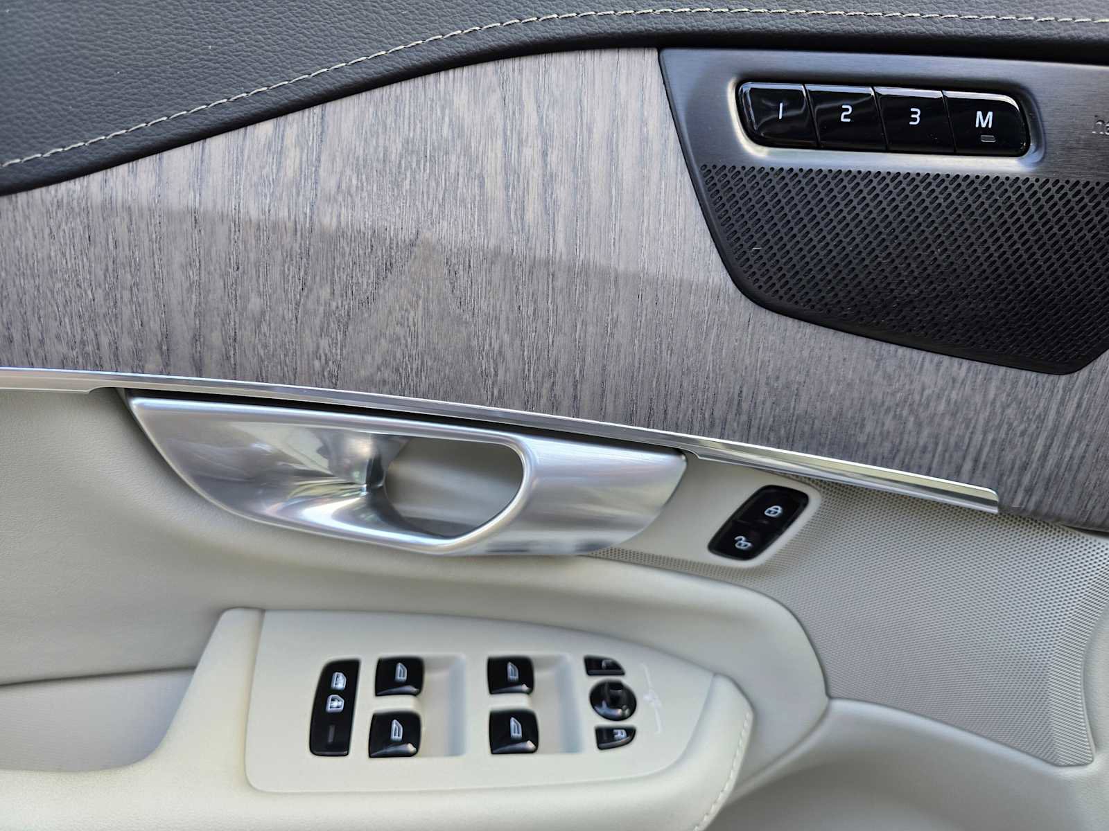 Used 2024 Volvo XC90 B6 Ultimate w/ Protection Package Premier image 23