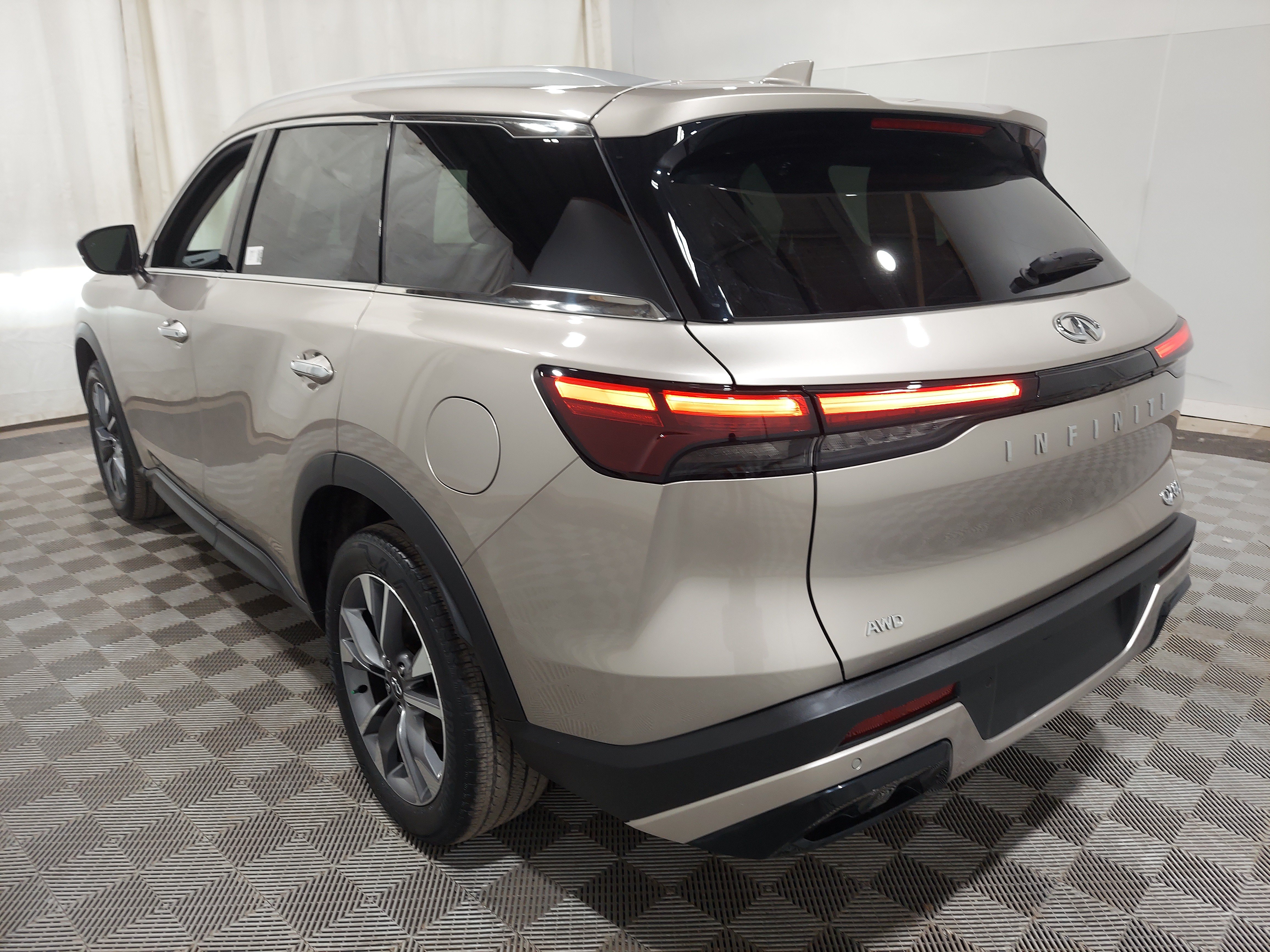Used 2024 INFINITI QX60 Luxe AWD/4WD image 3