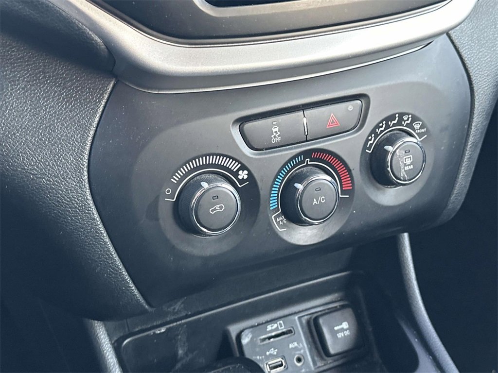 Used 2014 Jeep Cherokee Sport image 27