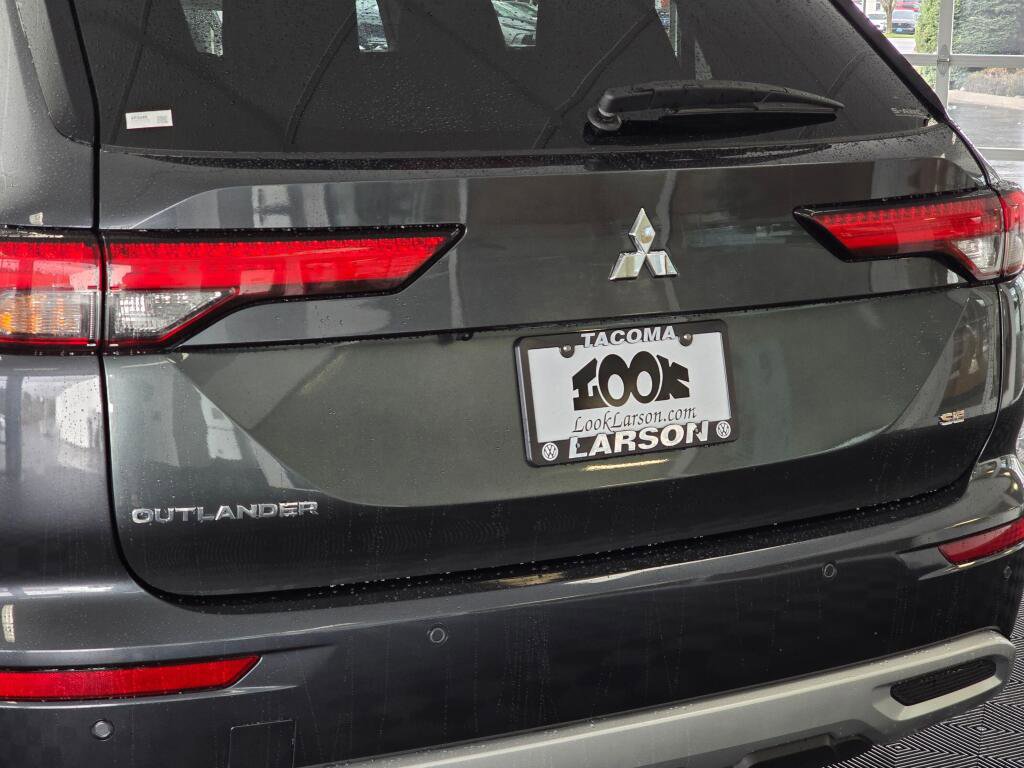 Used 2024 Mitsubishi Outlander SE image 13