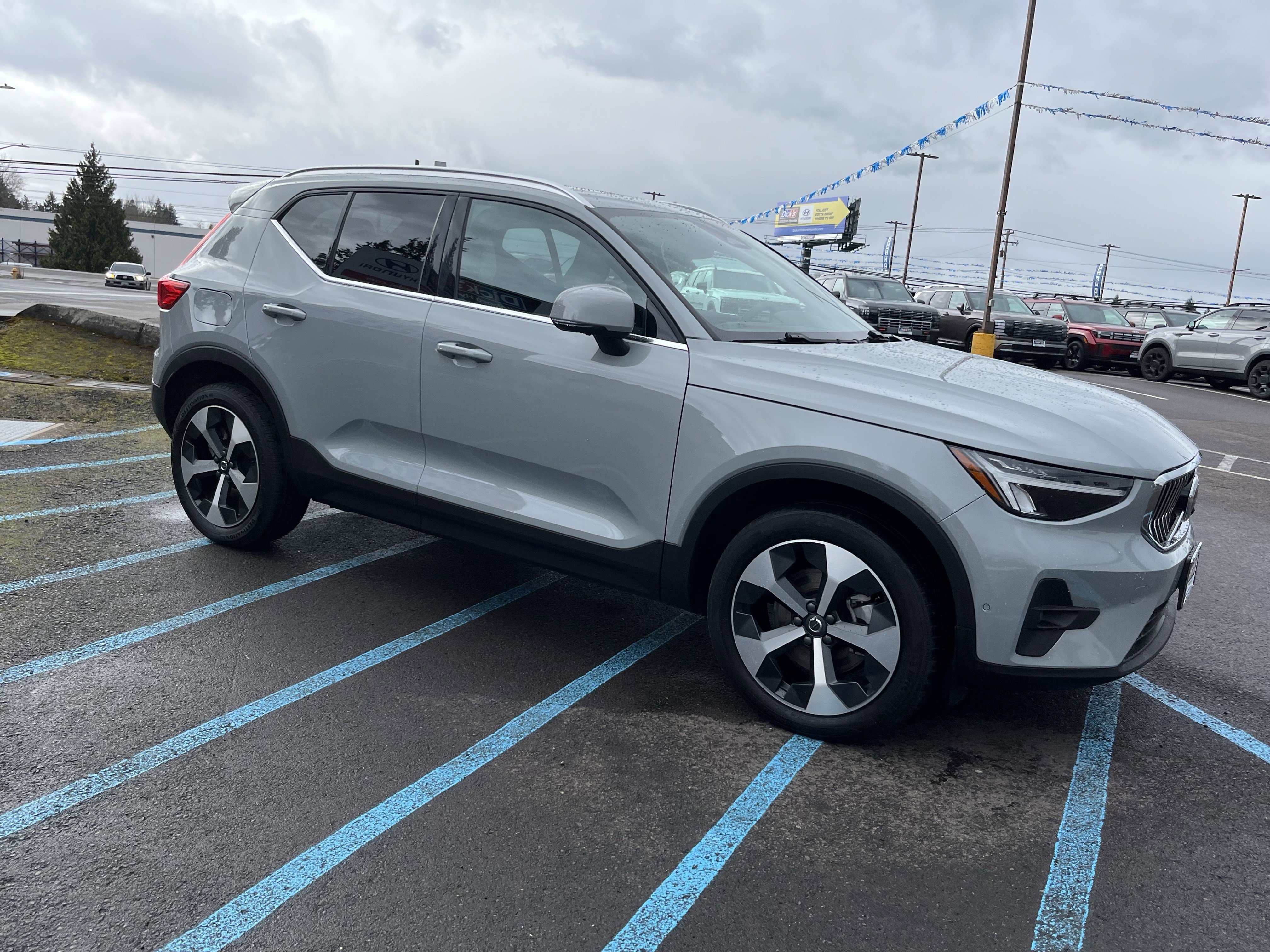 Used 2024 Volvo XC40 B5 Plus image 7