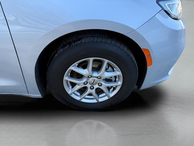 Used 2024 Chrysler Pacifica Touring-L FWD image 28