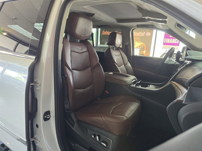 Used 2016 Cadillac Escalade ESV Premium AWD/4WD image 17