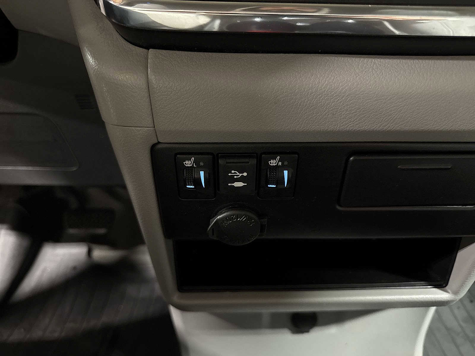 Used 2018 Toyota Sienna XLE w/ XLE Navigation Package image 34