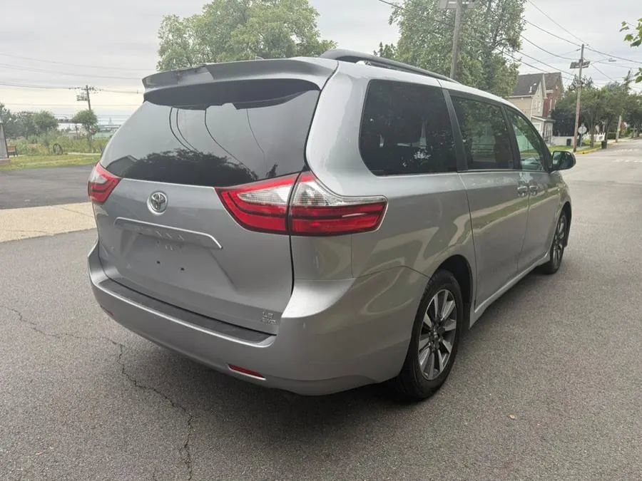 Used 2018 Toyota Sienna LE image 8