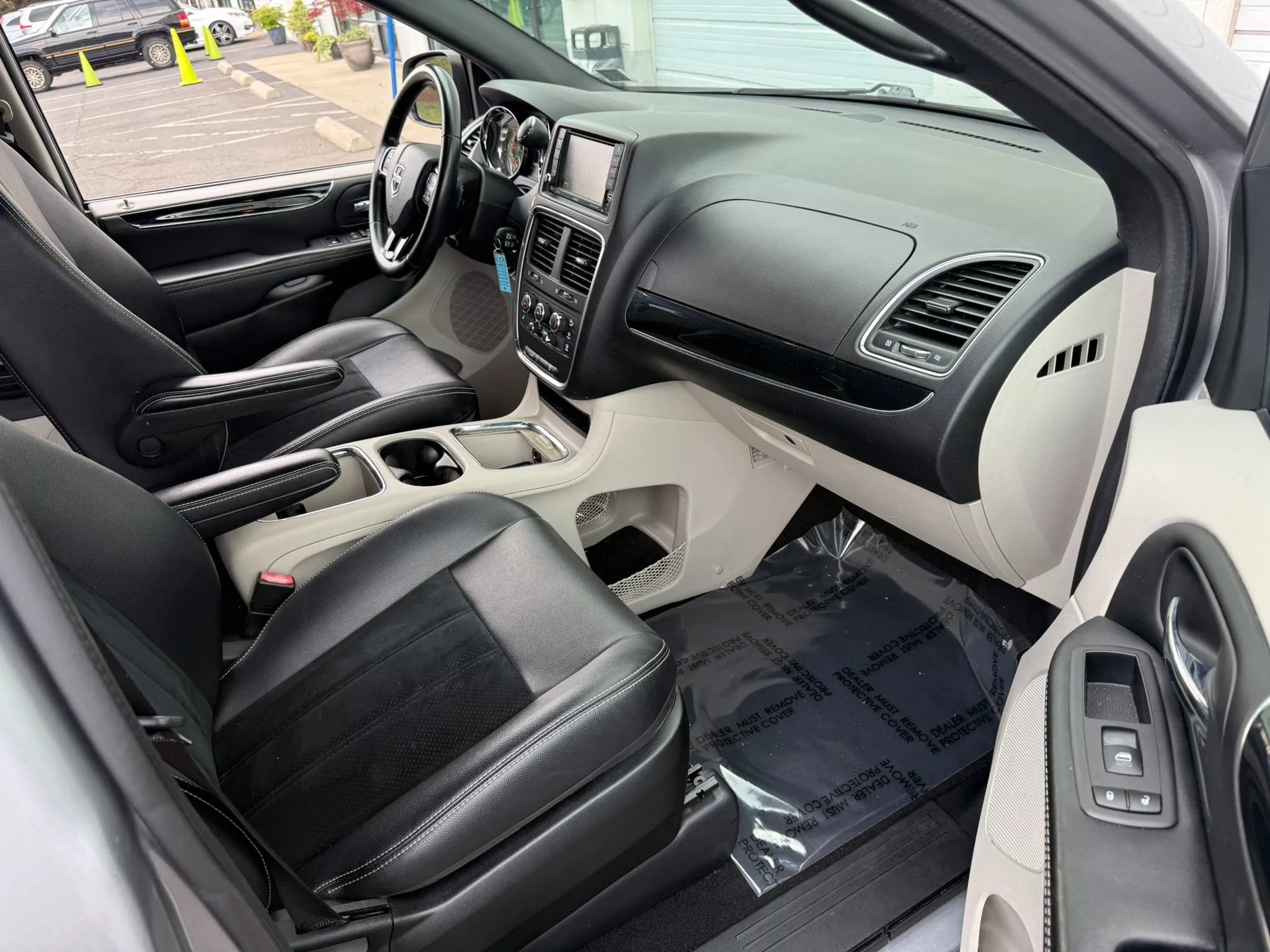 Used 2018 Dodge Grand Caravan SXT FWD image 27