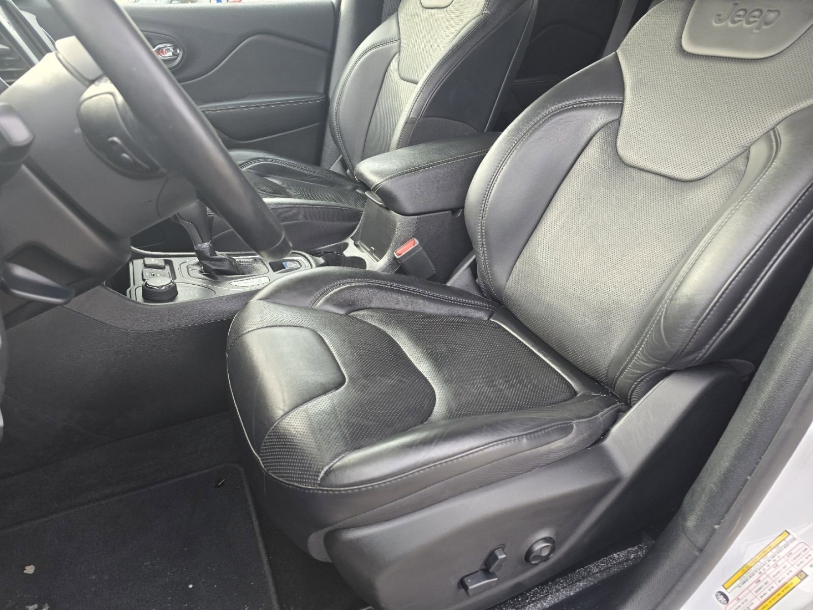 Used 2021 Jeep Cherokee Latitude Lux w/ Comfort/Convenience Group image 20