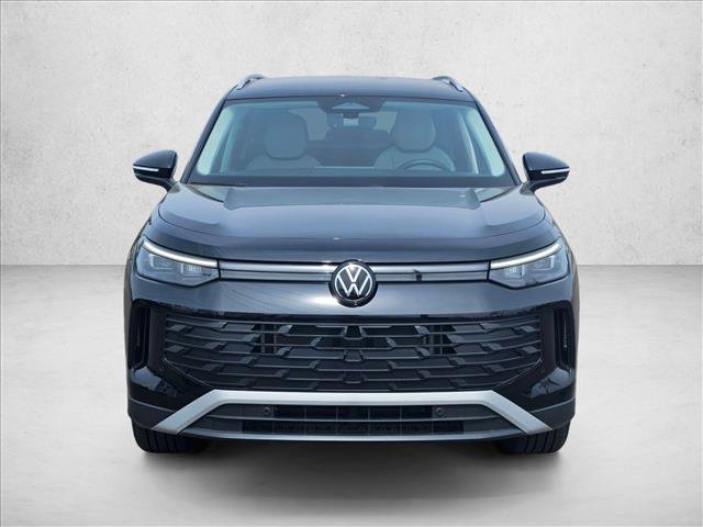 Used 2025 Volkswagen Tiguan SE FWD image 2