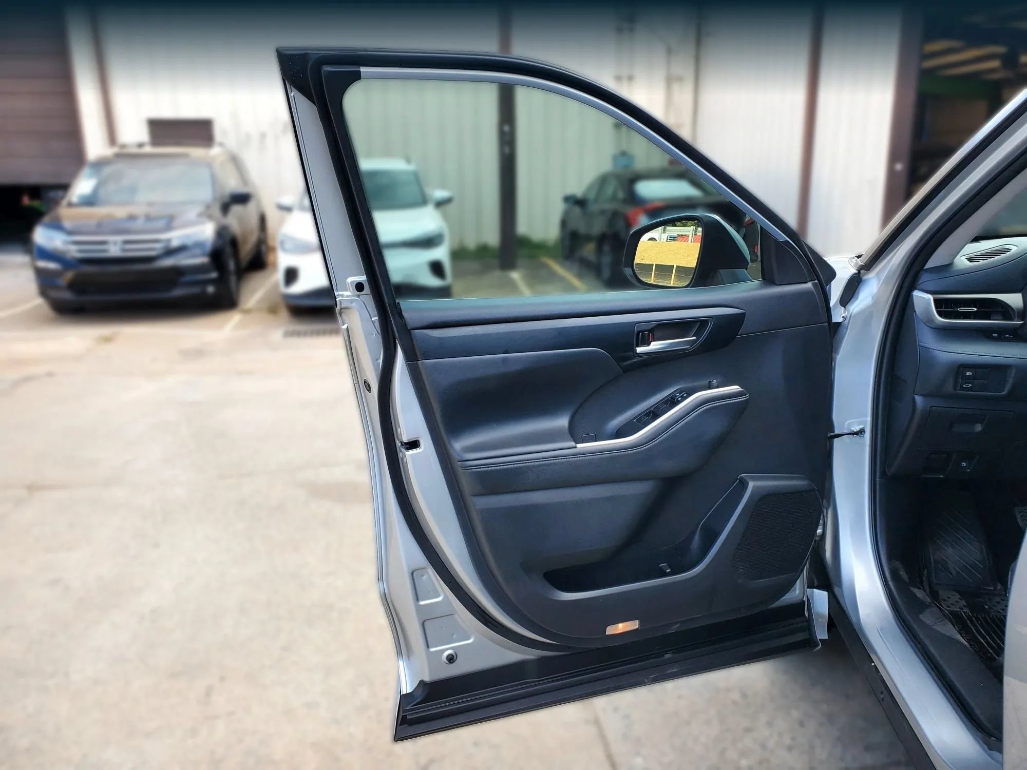 Used 2022 Toyota Highlander XLE FWD image 33