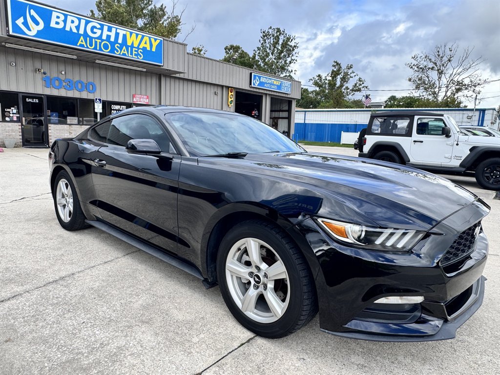 Used 2017 Ford Mustang Coupe RWD image 3