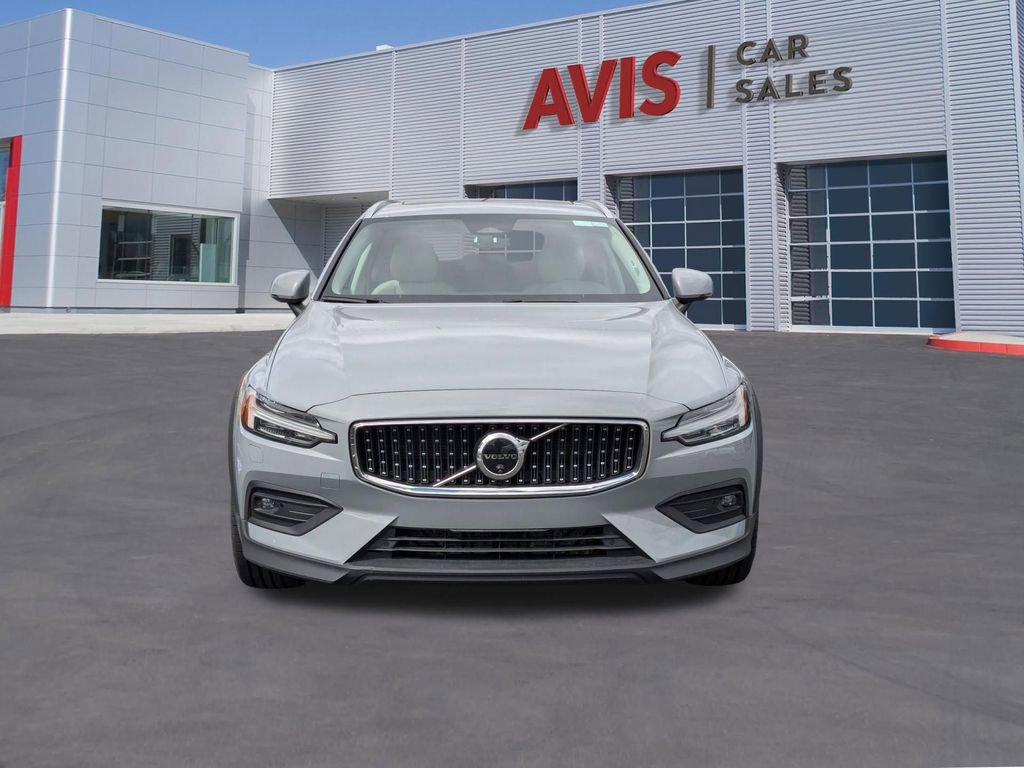 Used 2025 Volvo V60 B5 Cross Country Plus image 2