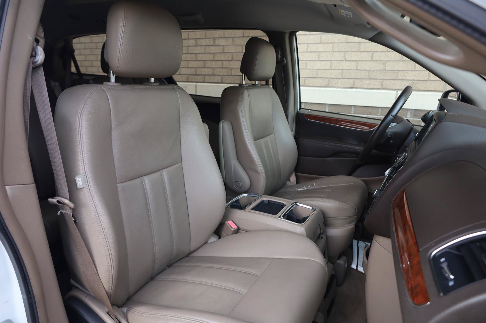 Used 2014 Chrysler Town & Country Touring FWD image 26