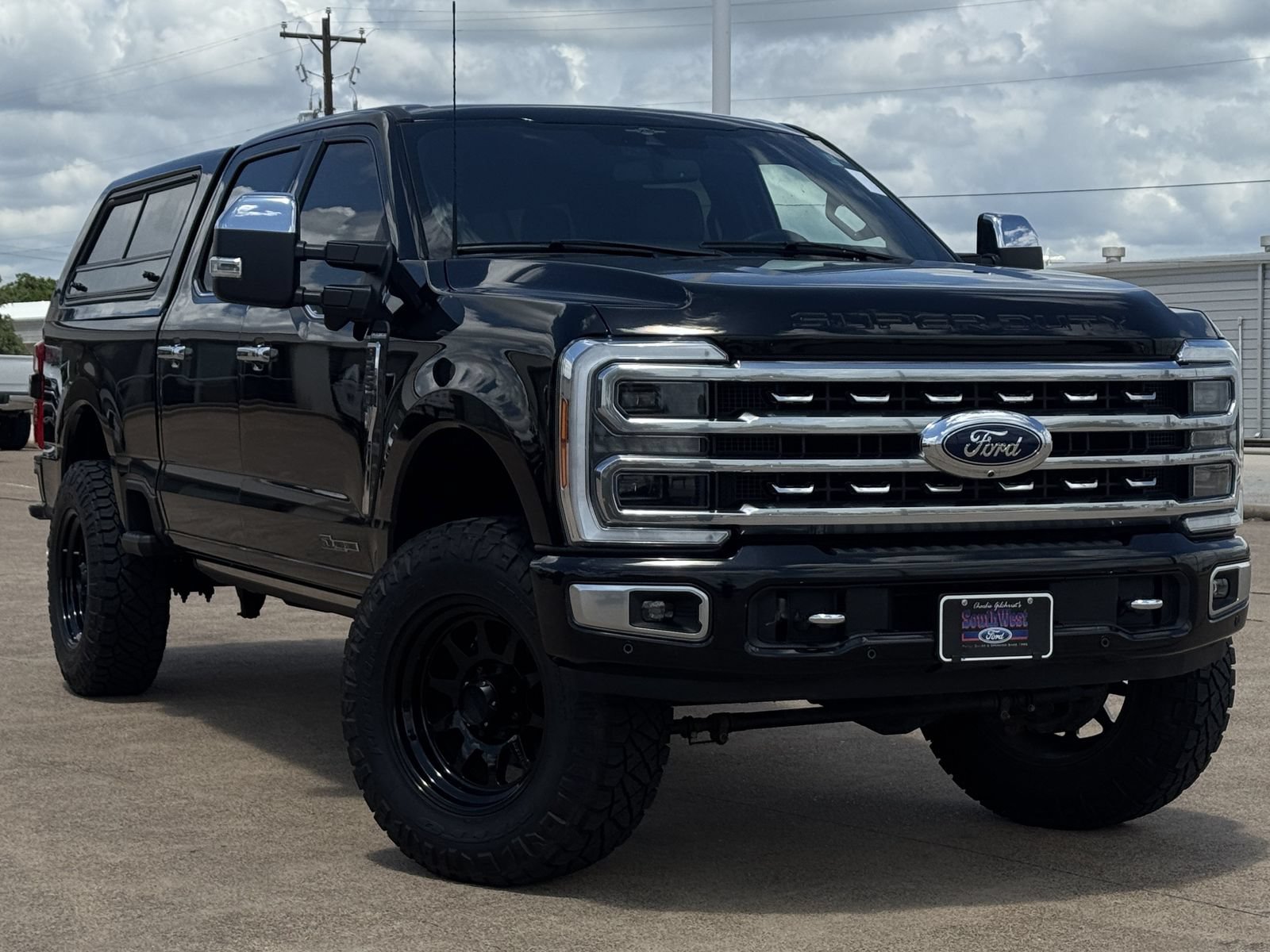 Used 2023 Ford F250 Platinum w/ FX4 Off-Road Package AWD/4WD image 2